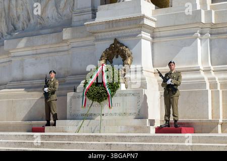 Rom, Italien. Juni 2025. Am 2. Juni, dem Tag der Italienischen Republik, stehen zwei bewaffnete Soldaten Wache am Grab des unbekannten Soldaten am Altar des Vaterlandes in Rom. (Kreditbild: © Marcello Valeri/ZUMA Press Wire) NUR REDAKTIONELLE VERWENDUNG! Nicht für kommerzielle ZWECKE! Stockfoto