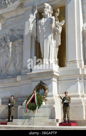 Rom, Italien. Juni 2025. Am 2. Juni, dem Tag der Italienischen Republik, stehen zwei bewaffnete Soldaten Wache am Grab des unbekannten Soldaten am Altar des Vaterlandes in Rom. (Kreditbild: © Marcello Valeri/ZUMA Press Wire) NUR REDAKTIONELLE VERWENDUNG! Nicht für kommerzielle ZWECKE! Stockfoto