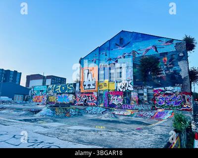 Leerer farbenfroher Graffiti-Skate-Park im Ostseedreieck in Liverpool Stockfoto
