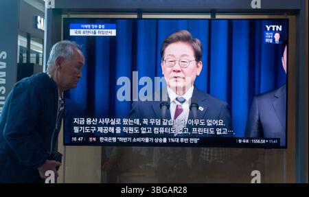 Lee Jae-Myung, 4. Juni 2025: Ein Fernsehbildschirm zeigt einen Nachrichtenbericht über Lee Jae-Myung, der sein Amt als 21. Präsident Südkoreas in Seoul antritt. Lee begann seine fünfjährige Amtszeit ohne Übergangszeit am Mittwoch, nachdem er eine Schnellwahl nach der Amtsenthebung des Ex-Präsidenten Yoon Suk-Yeol wegen seines gescheiterten Kampfrechts im Dezember gewonnen hatte. Quelle: Lee Jae-won/AFLO/Alamy Live News Stockfoto