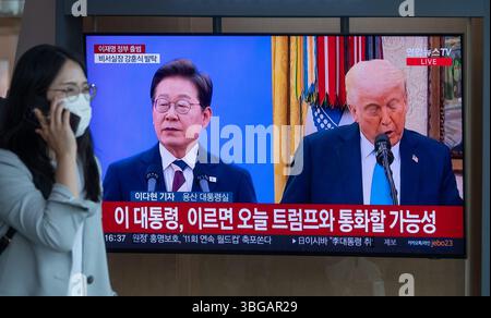 Lee Jae-Myung, 4. Juni 2025: Ein Fernsehbildschirm in einem Sender zeigt einen Nachrichtenbericht über Lee Jae-Myung, der sein Amt als 21. Präsident Südkoreas bei einer Zeremonie in der Nationalversammlung in Seoul antrat. Lee begann seine fünfjährige Amtszeit ohne Übergangszeit am Mittwoch, nachdem er eine Schnellwahl nach der Amtsenthebung des Ex-Präsidenten Yoon Suk-Yeol wegen seines gescheiterten Kampfrechts im Dezember gewonnen hatte. Quelle: Lee Jae-won/AFLO/Alamy Live News Stockfoto