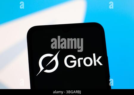 In dieser Fotoabbildung wird das Grok AI-Logo auf einem Smartphone-Bildschirm angezeigt. Stockfoto