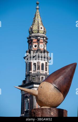 Das Kunstwerk „Oh“ von Marcello Jori, das Pinocchio repräsentiert und auf der Piazza Mercato - Neapel installiert wurde Stockfoto