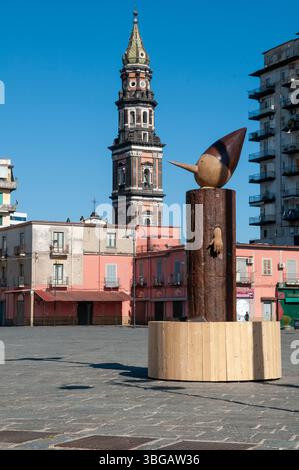 Das Kunstwerk „Oh“ von Marcello Jori, das Pinocchio repräsentiert und auf der Piazza Mercato - Neapel installiert wurde Stockfoto