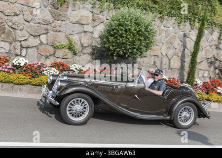 Seitenansicht des MG TF mit unbekannter Startnummer, Baujahr 1954, 1250 ccm Hubraum, 57 ps von 4 Zylindern, auf der Schenna-Straße in Richtung Stockfoto