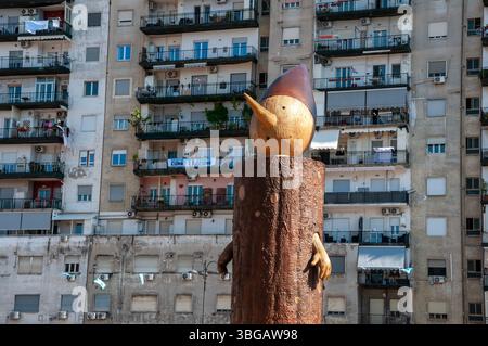 Das Kunstwerk „Oh“ von Marcello Jori, das Pinocchio repräsentiert und auf der Piazza Mercato - Neapel installiert wurde Stockfoto