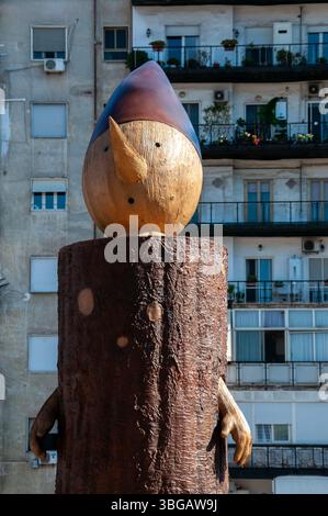Das Kunstwerk „Oh“ von Marcello Jori, das Pinocchio repräsentiert und auf der Piazza Mercato - Neapel installiert wurde Stockfoto
