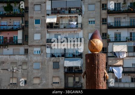 Das Kunstwerk „Oh“ von Marcello Jori, das Pinocchio repräsentiert und auf der Piazza Mercato - Neapel installiert wurde Stockfoto