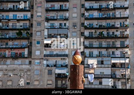 Das Kunstwerk „Oh“ von Marcello Jori, das Pinocchio repräsentiert und auf der Piazza Mercato - Neapel installiert wurde Stockfoto