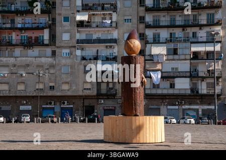 Das Kunstwerk „Oh“ von Marcello Jori, das Pinocchio repräsentiert und auf der Piazza Mercato - Neapel installiert wurde Stockfoto