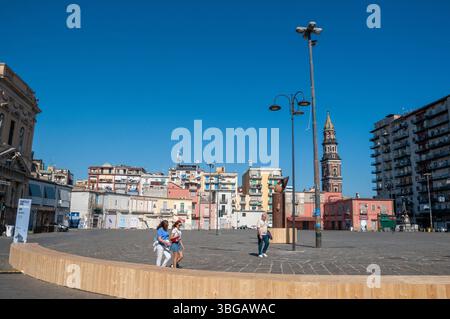 Das Kunstwerk „Oh“ von Marcello Jori, das Pinocchio repräsentiert und auf der Piazza Mercato - Neapel installiert wurde Stockfoto