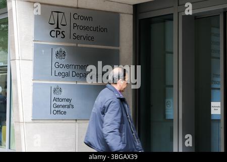 London, Großbritannien. Juni 2025. Ein Mann geht in 102 Petty France. (Credit Image: © Dinendra Haria/SOPA Images via ZUMA Press Wire) NUR REDAKTIONELLE VERWENDUNG! Nicht für kommerzielle ZWECKE! Stockfoto