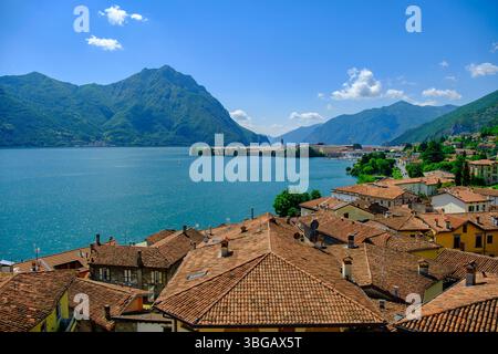 Malerischer Blick auf Lovere und den Iseo-See, Lombardei, Italien. Rote Dächer, Kirchturm und üppige Hügel unter einem lebhaften Sommerhimmel. Stockfoto