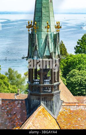 Beschreibung: Blick auf den Ostturm des Münster unter Lieben Frau und den See an einem Sommertag. Konstanz, Bodensee, Baden-Württemberg, Deutschland Stockfoto