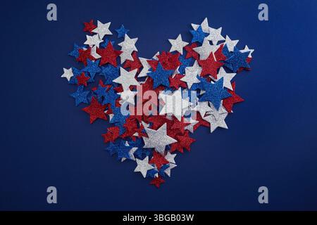 Funkelndes Sternenherz. Glitzernde rote, weiße und blaue Sterne Stockfoto