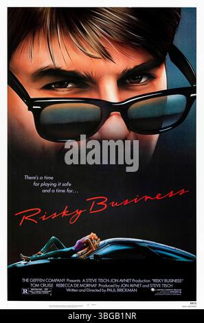 Risk Business (1983) von Paul Brickman mit Tom Cruise, Rebecca de Mornay und Bronson Pinchot. Ein heterosexueller Teenager verwandelt sein Haus in ein Bordell für ein wildes Wochenende und riskiert alles für einen Geschmack von Freiheit und Glück. Foto eines Original-Posters aus einem Blatt in den USA, das NUR ZUR REDAKTIONELLEN VERWENDUNG VON Drew Struzan VERWENDET WIRD. Quelle: BFA / Warner Bros Stockfoto
