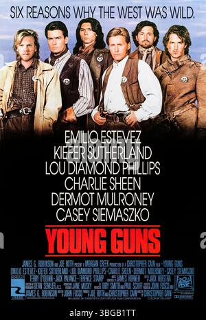 Young Guns (1988) von Christopher Cain mit Emilio Estevez, Kiefer Sutherland und Lou Diamond Phillips. Eine Gruppe junger Gesetzloser unter der Leitung von Billy the Kid wird zu Deputierten, um den Mord ihres Wohltäters zu rächen, findet sich aber bald als Flüchtlinge im Lincoln County-Krieg wieder. Foto eines Original-Posters mit einem Blatt (US) NUR FÜR REDAKTIONELLE ZWECKE. Kredit: BFA / Morgan Creek Productions Stockfoto