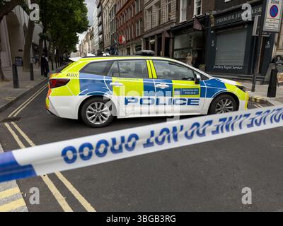 London, Großbritannien – 4. Juni 2025: Die Polizei hat Hatton Garden nach einem gewalttätigen Streit heute Nachmittag abgesperrt. Ein Mann erlitt Stichwunden und wurde mit einem Krankenwagen in ein Londoner Krankenhaus gebracht Credit: Glosszoom/Alamy Live News. Stockfoto