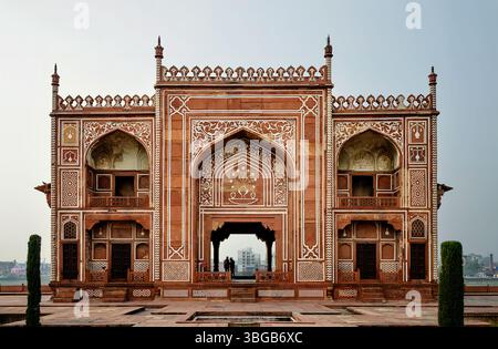 Grab von Itimad-ud-Daulah oder Baby Taj in Agra, Indien. Ein Gebäude am Ufer des Jamna-Flusses im Itimad-ud-Daulah-Komplex. Stockfoto
