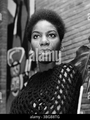 Ein Porträt der Jazzsängerin Nina Simone im Dezember 1965. Nina Simone (* 21. Februar 1933 in Eunice Kathleen Waymon; * 21. April 2003 in New York City) war eine US-amerikanische Sängerin, Pianistin, Songwriterin und Bürgerrechtlerin. Ihre Musik umfasste verschiedene Stile wie Klassik, Folk, Gospel, Blues, Jazz, R&B und Pop. Ihr Klavierspiel war stark geprägt von barocker und klassischer Musik, insbesondere Johann Sebastian Bach. Stockfoto