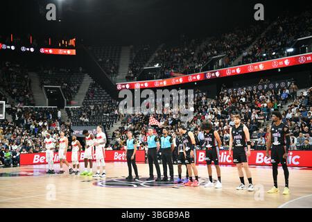 Paris, Frankreich. Juni 2025. Spielbeginn während der französischen Meisterschaft, Betclic Elite, Halbfinale, 1. Match zwischen Paris Basketball und JL Bourg Basket am 4. Juni 2025 in der Adidas Arena in Paris, Frankreich - Foto Cyril Lestage/DPPI Credit: DPPI Media/Alamy Live News Stockfoto