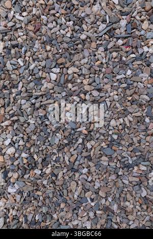 Ansicht von oben nach unten auf lose Kies mit verschiedenen Steinen und zerquetschten Felsfragmenten, ideal für digitale Texturen, nahtlose Muster und Landschaftsmaterial Stockfoto