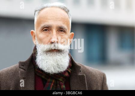 Ernst gealterter grauhaariger Mann mit langem Bart, Nahaufnahme Porträt Stockfoto