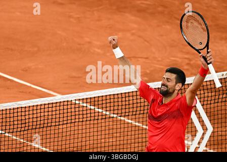 Paris, Frankreich. Juni 2025. Novak Djokovic (SRB) qualifiziert sich für das Halbfinale des Grand-Slam-Turniers, indem er am 4. Juni 2025 auf dem Philippe Chatrier-Court in Paris im Roland-Garros-Stadion gegen Alexander Zverev (GER) gewinnt, - 04/06/2025 - Frankreich/Ile-de-France (Region)/Paris - Julien Mattia/Le Pictorium Credit: LE PICTORIUM/Alamy Live News Stockfoto