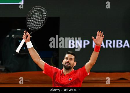 Paris, Frankreich. Juni 2025. Novak Djokovic (SRB) qualifiziert sich für das Halbfinale des Grand-Slam-Turniers, indem er am 4. Juni 2025 auf dem Philippe Chatrier-Court in Paris im Roland-Garros-Stadion gegen Alexander Zverev (GER) gewinnt, - 04/06/2025 - Frankreich/Ile-de-France (Region)/Paris - Julien Mattia/Le Pictorium Credit: LE PICTORIUM/Alamy Live News Stockfoto