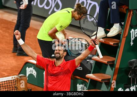 Paris, Frankreich. Juni 2025. Novak Djokovic (SRB) qualifiziert sich für das Halbfinale des Grand-Slam-Turniers, indem er am 4. Juni 2025 auf dem Philippe Chatrier-Court in Paris im Roland-Garros-Stadion gegen Alexander Zverev (GER) gewinnt, - 04/06/2025 - Frankreich/Ile-de-France (Region)/Paris - Julien Mattia/Le Pictorium Credit: LE PICTORIUM/Alamy Live News Stockfoto