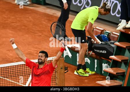 Paris, Frankreich. Juni 2025. Novak Djokovic (SRB) qualifiziert sich für das Halbfinale des Grand-Slam-Turniers, indem er am 4. Juni 2025 auf dem Philippe Chatrier-Court in Paris im Roland-Garros-Stadion gegen Alexander Zverev (GER) gewinnt, - 04/06/2025 - Frankreich/Ile-de-France (Region)/Paris - Julien Mattia/Le Pictorium Credit: LE PICTORIUM/Alamy Live News Stockfoto