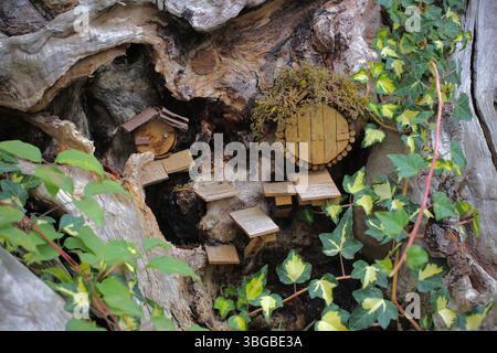 Kleine Waldhäuser im Secret Garden oder „Le Jardin Secret“ der Künstler Charles Defontaine und Romain Stivala, Chateau Chaumont-sur-Loire, Frankreich Stockfoto