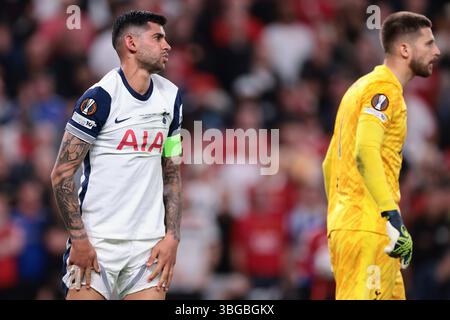 Bilbao, Spanien, 21. Mai 2025. Cristian Romero von Tottenham Hotspur FC reagiert, als Guglielmo Vicario von Tottenham Hotspur FC beim Spiel Tottenham Hotspur gegen Manchester United UEFA Europa League in San Mames, Bilbao, zusieht. Der Bildnachweis sollte lauten: Jonathan Moscrop / Sportimage Stockfoto