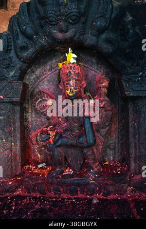 Ein Hindugott-Relief im Wakupati Narayan Tempel in Bhaktapur, Nepal. Stockfoto