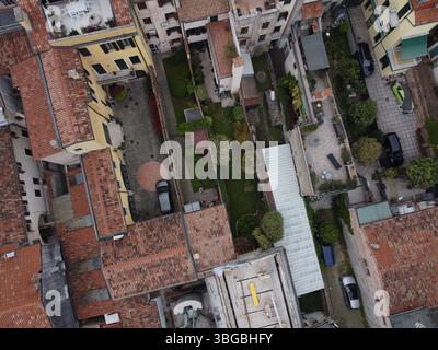 Blick von oben auf die historischen Dächer und Innenhöfe von Padova, die das dichte städtische Gefüge und den architektonischen Charme der Stadt enthüllen. Stockfoto