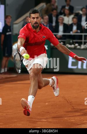 Paris, Frankreich. Juni 2025. Serb Novak Djokovic spielt am Mittwoch, 4. Juni 2025, gegen den Deutschen Alexander Zverev im Viertelfinalspiel der French Tennis Open in Roland Garros in Paris. Djokovic gewann 4C6, 6:3, 6:2, 6:4. Foto: Maya Vidon-White/UPI. Quelle: UPI/Alamy Live News Stockfoto