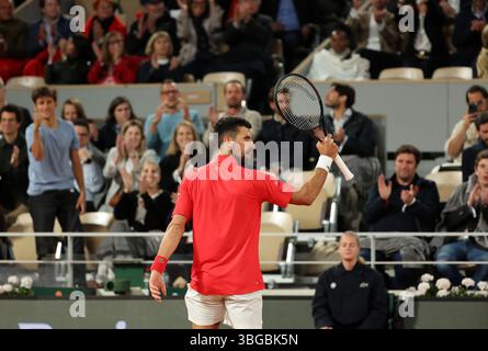 Paris, Frankreich. Juni 2025. Serb Novak Djokovic spielt am Mittwoch, 4. Juni 2025, gegen den Deutschen Alexander Zverev im Viertelfinalspiel der French Tennis Open in Roland Garros in Paris. Djokovic gewann 4C6, 6:3, 6:2, 6:4. Foto: Maya Vidon-White/UPI. Quelle: UPI/Alamy Live News Stockfoto