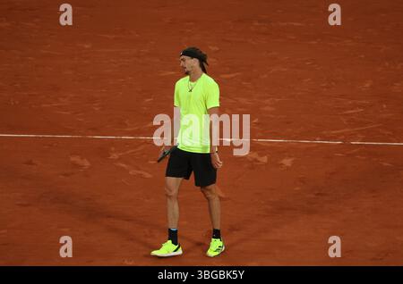 Paris, Frankreich. Juni 2025. Der Deutsche Alexander Zverev spielt gegen Serb Novak Djokovic während des Viertelfinalspiels der French Tennis Open in Roland Garros in Paris, Frankreich, am Mittwoch, den 4. Juni 2025. Djokovic gewann 4C6, 6:3, 6:2, 6:4. Foto: Maya Vidon-White/UPI. Quelle: UPI/Alamy Live News Stockfoto