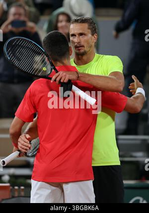 Paris, Frankreich. Juni 2025. Serb Novak Djokovic spielt und der Deutsche Alexander Zverev Hug am Ende des Viertelfinalspiels der French Tennis Open in Roland Garros in Paris, Frankreich, am Mittwoch, den 4. Juni 2025. Djokovic gewann 4C6, 6:3, 6:2, 6:4. Foto: Maya Vidon-White/UPI. Quelle: UPI/Alamy Live News Stockfoto