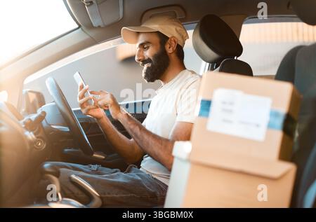 Arabischer Zusteller Textnachrichten Per Mobiltelefon Empfangen Online-Bestellung Im Auto-Modus Stockfoto