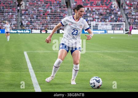 St. Louis, USA, 3. Juni 2025. Der US-amerikanische Verteidiger Emily Fox (23) kontrolliert den Ball während des internationalen Freundschaftsspiels zwischen USWNT und Jamaika im Energizer Park in St. Louis, Missouri. Quelle: Kindell Buchanan/Alamy Live News Stockfoto