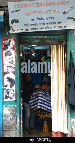Ein Mann, der im Barbar-Shop in Kathmandu, Nepal, einen Haarschnitt bekommt. Stockfoto