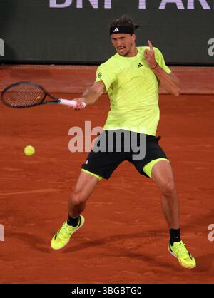 Paris, Frankreich. Juni 2025. Der Deutsche Alexander Zverev spielt gegen Serb Novak Djokovic während des Viertelfinalspiels der French Tennis Open in Roland Garros in Paris, Frankreich, am Mittwoch, den 4. Juni 2025. Djokovic gewann 4C6, 6:3, 6:2, 6:4. Foto: Maya Vidon-White/UPI. Quelle: UPI/Alamy Live News Stockfoto