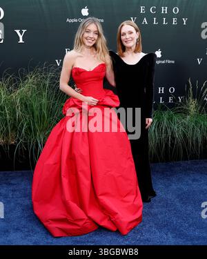 New York, Usa. Juni 2025. Sydney Sweeney und Julianne Moore kommen am 4. Juni 2025 auf dem roten Teppich zur „Echo Valley“ New York Premiere am AMC Lincoln Square 13 in New York City an. Foto: John Angelillo/UPI Credit: UPI/Alamy Live News Stockfoto