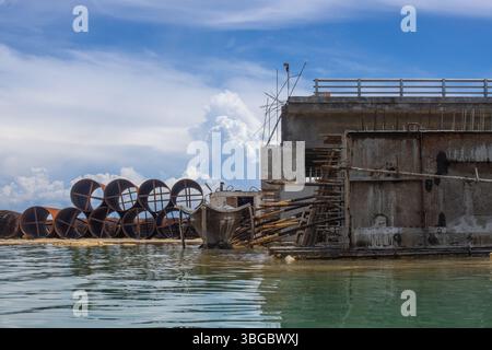 Baustelle, Überbau (oberer Teil der Brücke), Metallrohre mit großem Durchmesser, gestapelt Stockfoto
