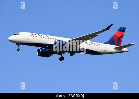 SeaTac, WA, USA - 18. Mai 2025; Delta Air Lines Airbus A220-300 bei Endanflug isoliert am blauen Himmel Stockfoto