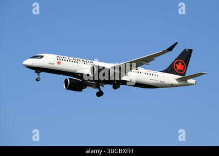 SeaTac, WA, USA - 18. Mai 2025; Air Canada Airbus A220-300 auf Endanflug zur Landeregistrierung C-GJXE Stockfoto