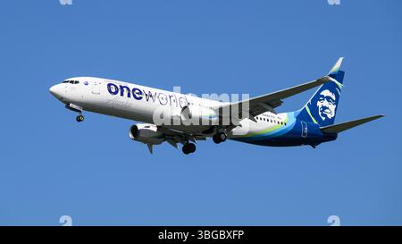 SeaTac, WA, USA - 18. Mai 2025; Alaska Airlines mit der Marke One World isoliert auf der Blue Sky-Registrierung N487AS Stockfoto