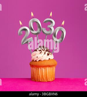Happy New Year 2030 - Kerzen in Form von leuchtenden Zahlen Stockfoto