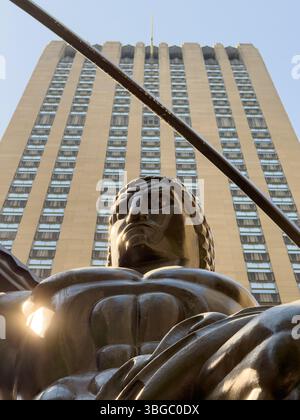 New York, New York - 17. Mai 2025: Atlas Statue und Rockefeller Center New York City. Das Rockefeller Center ist ein Komplex aus 19 Geschäftsgebäuden Stockfoto